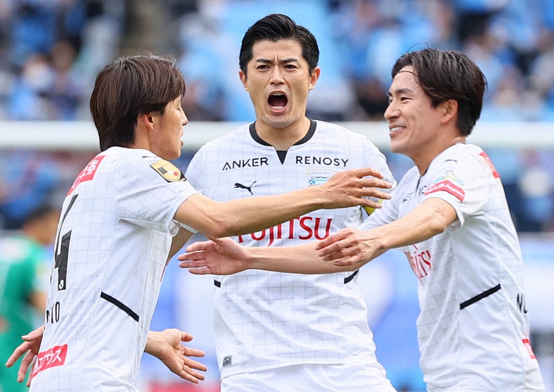 【FC東京-川崎】前半、先制ゴールを決めて喜ぶ川崎の脇坂泰斗(左)。中央は谷口彰悟、右は登里享平=味の素スタジアムで2022年11月5日、宮武祐希撮影