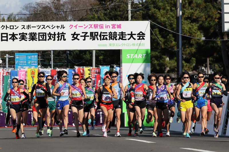 前回の全日本実業団対抗女子駅伝競走大会で一斉にスタートする選手たち=宮城県松島町で2021年11月28日、和田大典撮影