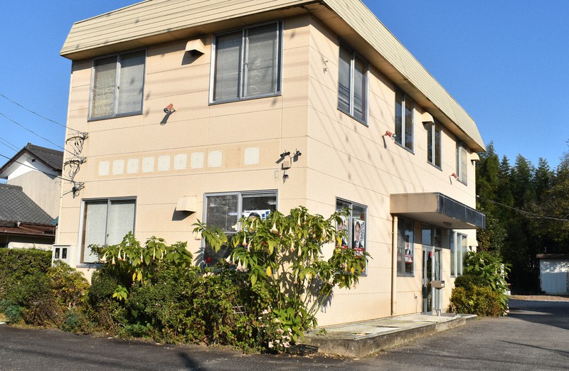 人の出入りが無く静かな葉梨康弘氏の事務所=取手市桑原で2022年11月11日午後2時半ごろ、庭木茂視撮影