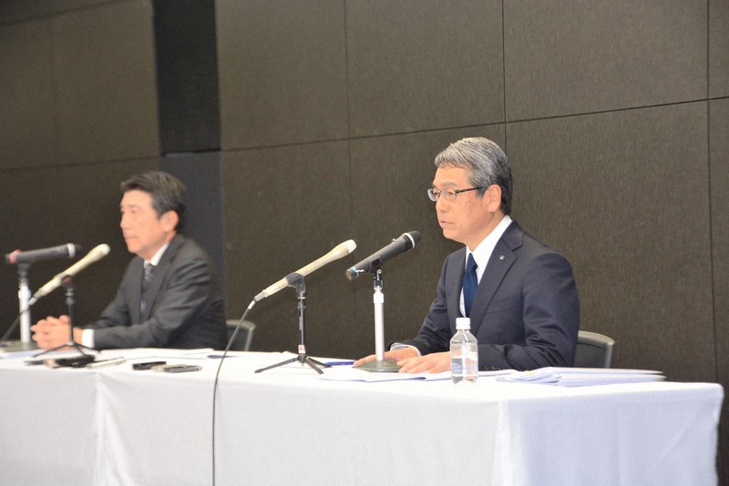 記者会見で経営統合を発表したふくおかフィナンシャルグループの五島久社長(右)と福岡中央銀行の荒木英二頭取=福岡市中央区で2022年11月11日午後3時33分、久野洋撮影
