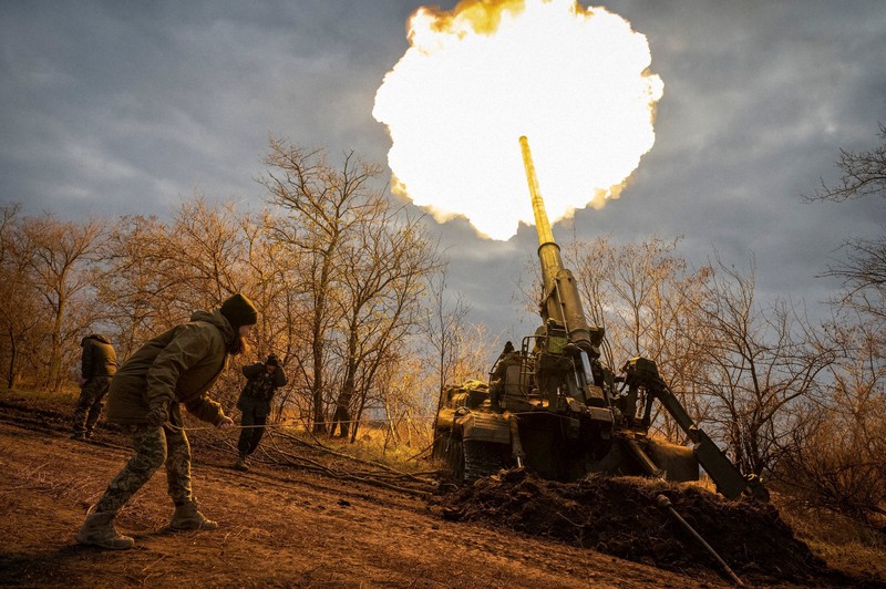 ウクライナ南部ヘルソン州で、ロシア側を攻撃するウクライナ軍自走砲部隊=2022年11月9日、ロイター