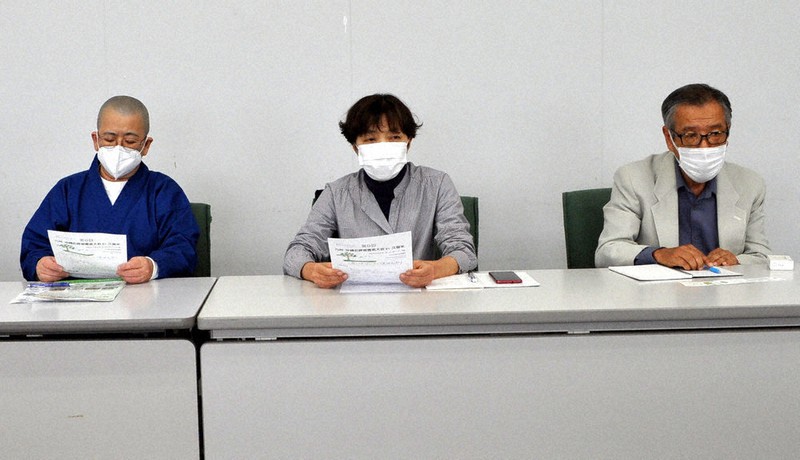 「犯罪被害者の話を聞いて、実情を分かってほしい」と話す松永会長(中央)=福岡県久留市役所で2022年10月27日、足立旬子撮影