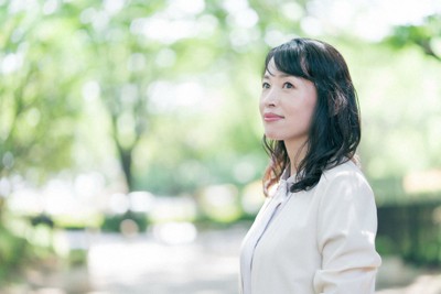 自分磨きへの欲求を通史的に描いた「『修養』の日本近代」の著者、大澤絢子さん＝丸山光氏撮影