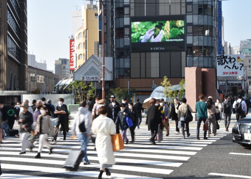 神戸・三宮の交差点を行き交う人々=神戸市中央区で2022年11月11日午前9時37分、矢澤秀範撮影