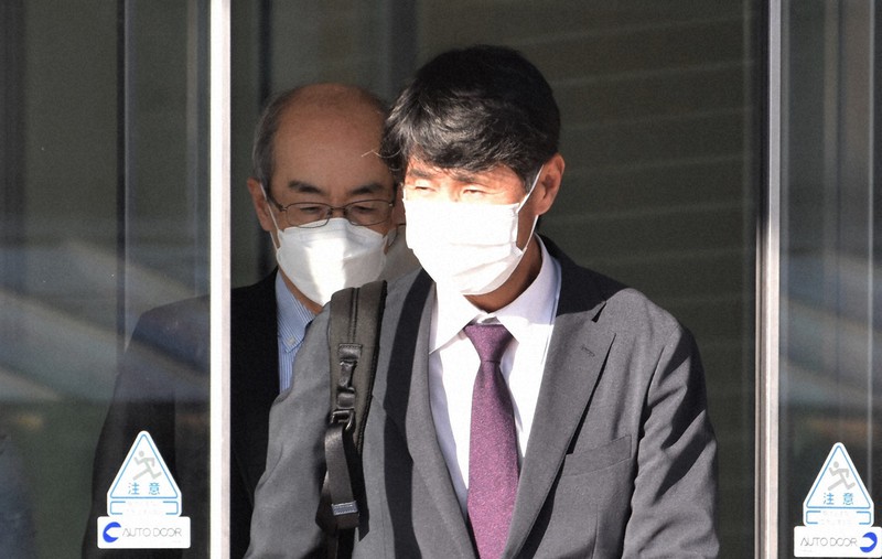 判決後、広島地裁福山支部を出る元広島県議の平本英司被告(手前)=広島県福山市三吉町1の広島地裁福山支部で2022年11月11日午後3時16分、根本佳奈撮影