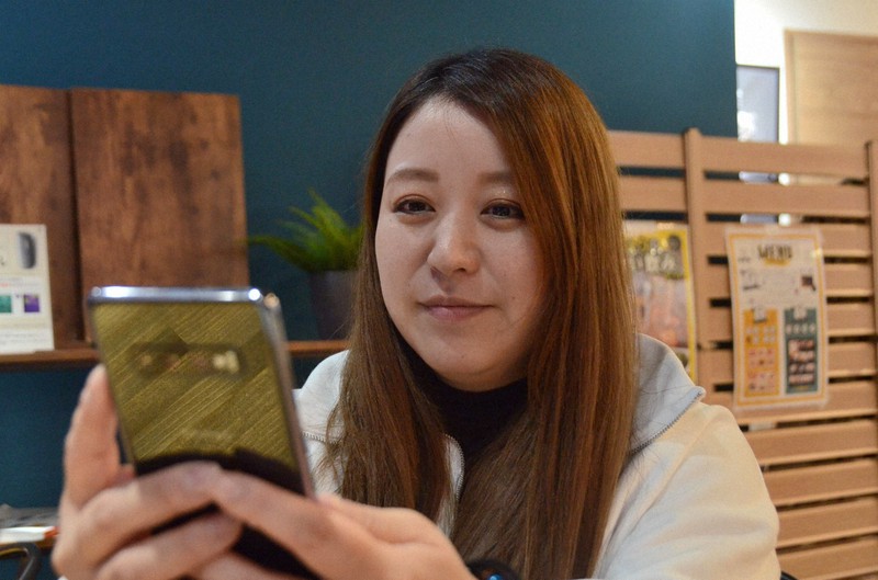LINEオープンチャットで悩み相談を受ける高松美和さん=仙台市で2022年11月7日午後4時26分、土江洋範撮影