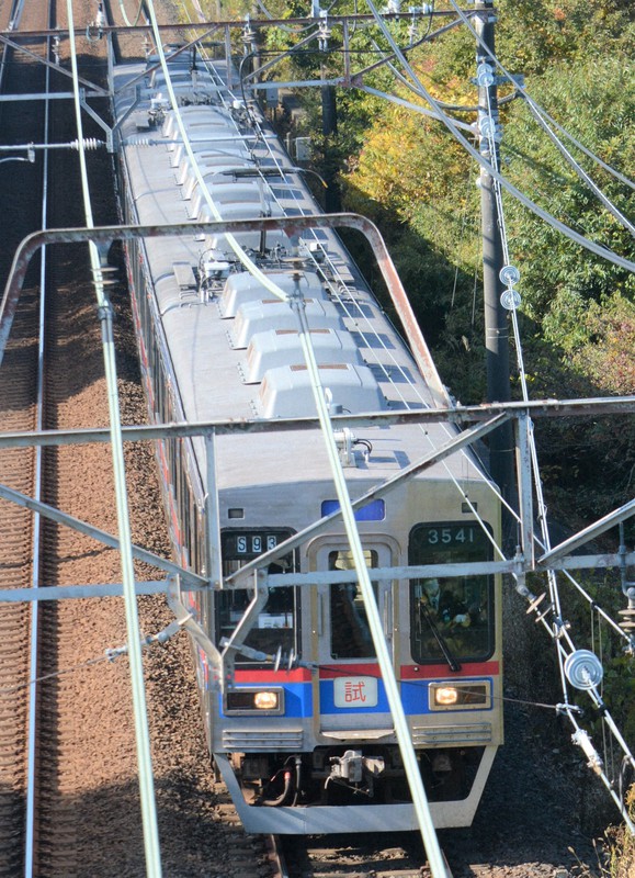 ワンマン運転の導入に向け、試運転する京成電鉄の車両=千葉県成田市で2022年11月10日午前10時、中村宰和撮影