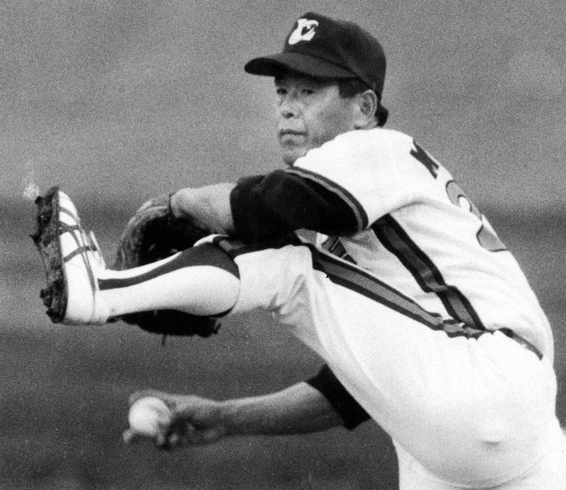 足を高く上げる「マサカリ投法」で活躍したロッテの村田兆治投手=川崎球場で1990年10月13日
