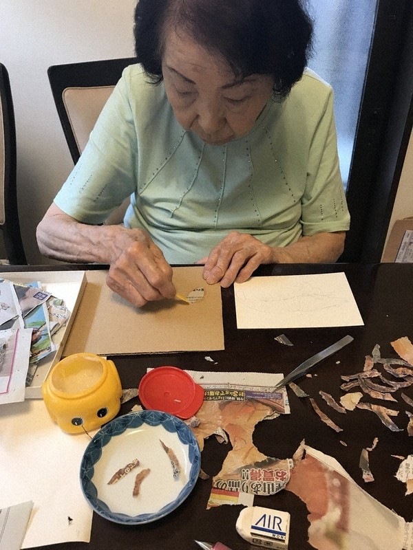 毎小ニュース：話題 新聞ちぎり絵 93歳、人気アーティストに（その1