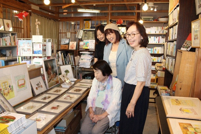 毎小ニュース：話題 新聞ちぎり絵 93歳、人気アーティストに（その2止