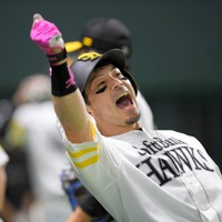 【松田宣浩】チーム支給品　スパイク　プロモデル プロ野球 松田宣浩の軌跡 [写真特集1/17] | 毎日新聞
