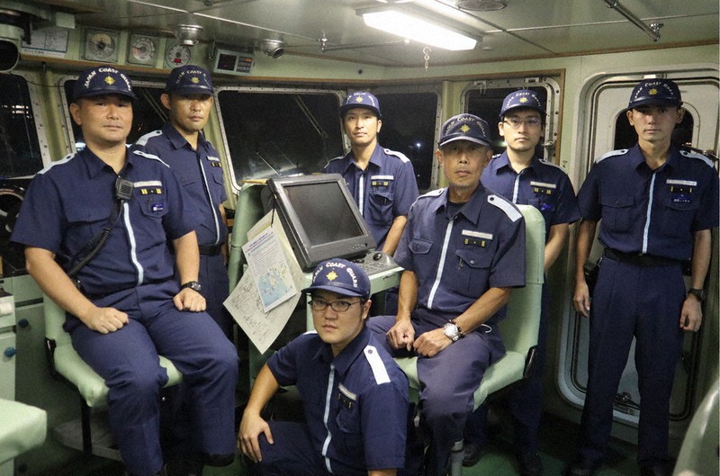 水島海上保安部の巡視艇「みずなみ」の中村恒輝船長(左端)ら乗組員=岡山県倉敷市水島福崎町の水島港で2022年10月5日午後7時50分、堤浩一郎撮影
