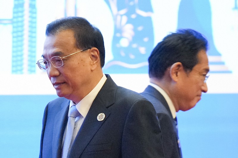 ASEAN首脳会議の写真撮影後の中国・李克強首相(左)と岸田文雄首相=カンボジア・プノンペンで2022年11月12日、AP