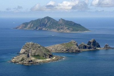 尖閣諸島。手前から、南小島、北小島、魚釣島＝沖縄県石垣市で2012年9月、本社機「希望」から
