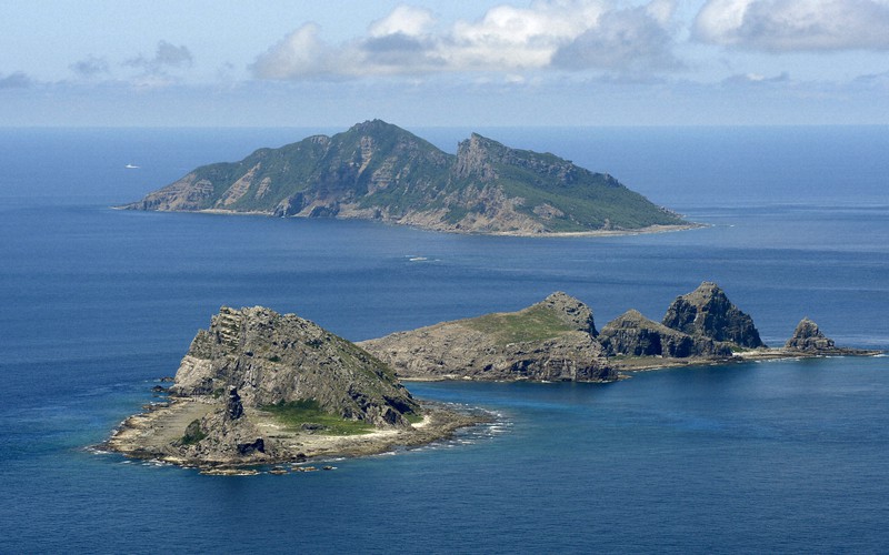 尖閣諸島。手前から、南小島、北小島、魚釣島=沖縄県石垣市で2012年9月、本社機「希望」から