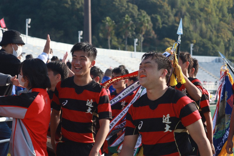 優勝を決め、応援席に笑顔を見せる近大和歌山の選手たち=和歌山市の紀三井寺公園陸上競技場で2022年11月12日午後2時46分、大塚愛恵撮影