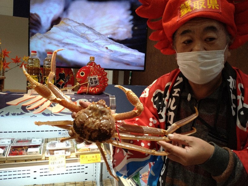テスト輸送で九州新幹線を使って鳥取県から輸送した松葉ガニを手にする前田康秀社長=熊本市西区のアミュプラザくまもと内の「いろとや」で2022年11月9日午後4時36分、野呂賢治撮影