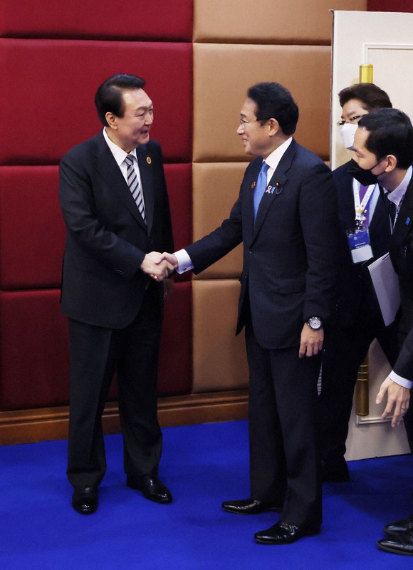 握手する岸田文雄首相(左から2人目)と韓国の尹錫悦大統領=カンボジア・プノンペンで2022年11月13日(内閣広報室提供)