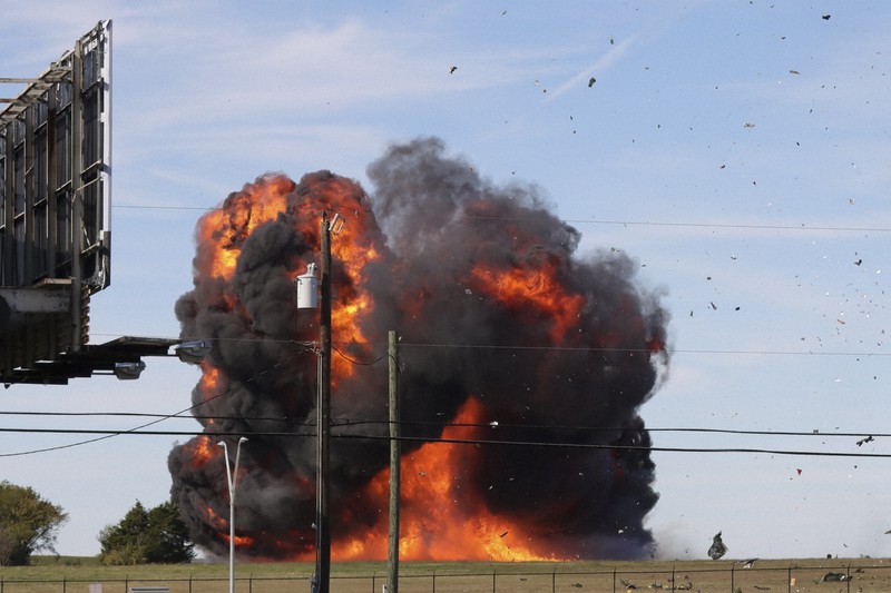 航空ショーで第二次大戦期の軍用機2機が空中衝突し、炎上した現場=米南部テキサス州ダラスで2022年11月12日、Nathaniel Ross Photography・AP