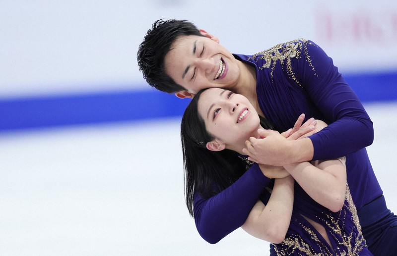 音楽が鳴り終わった瞬間、三浦璃来選手に頰を寄せる木原龍一選手=カナダ・ミシソーガで2022年10月28日、吉田航太撮影