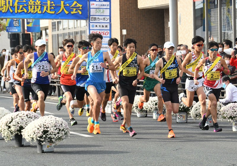 中部・北陸実業団対抗駅伝競走大会で一斉にスタートする選手たち=愛知県田原市で2022年11月13日午前9時、石川裕士撮影