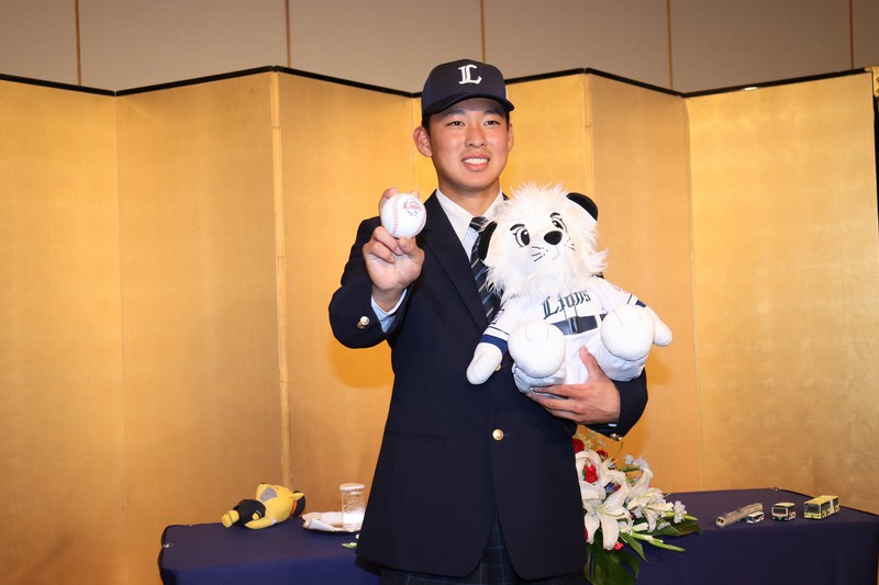 西武と仮契約した近江の山田陽翔投手=大津市におの浜4のびわ湖大津プリンスホテルで2022年11月13日午後5時12分、飯塚りりん撮影