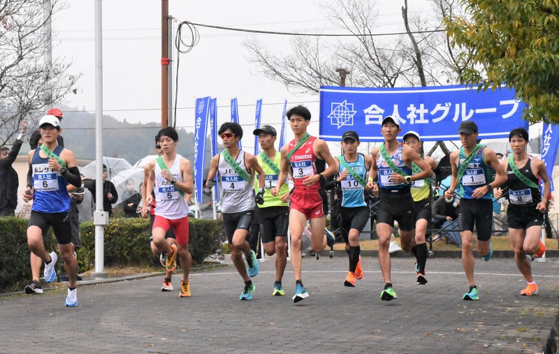 第61回中国実業団対抗駅伝競走大会で一斉にスタートする1区の選手=広島県世羅町のせら文化センターで2022年11月13日、吉見裕都撮影