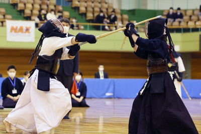 日体大の相場（右）にメンを決める鹿屋体育大の大嶋＝愛知・春日井市総合体育館で2022年11月13日、兵藤公治撮影
