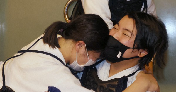 優勝を決め、主将の妹尾（右）に抱きついて喜ぶ鹿屋体育大の大嶋＝愛知・春日井市総合体育館で2022年11月13日、兵藤公治撮影