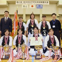 第41回全日本女子学生剣道優勝大会で優勝した鹿屋体育大の選手たち＝愛知・春日井市総合体育館で2022年11月13日、兵藤公治撮影