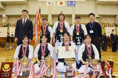第41回全日本女子学生剣道優勝大会で優勝した鹿屋体育大の選手たち＝愛知・春日井市総合体育館で2022年11月13日、兵藤公治撮影