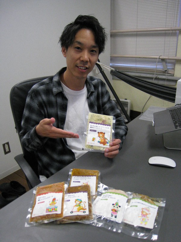フクオカグロースネクスト内のオフィスで自社の冷凍幼児食を紹介する「Oxxx」の黒瀬優作社長=福岡市中央区で2022年10月25日午後4時33分、松田栄二郎撮影