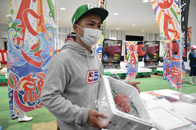 50万円でイワシクジラの尾の身を競り落とした鮮魚仲卸「魚重」の長谷川豊専務取締役=山口県下関市の下関漁港地方卸売市場で2022年11月14日午前2時23分、大坪菜々美撮影