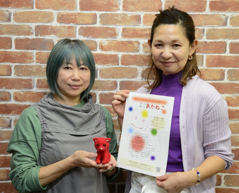 親の会「あかねこ」をつくった祖父江里香さん(左)と岩下留美子さん=名古屋市中村区で2022年10月13日午後8時37分、山下俊輔撮影