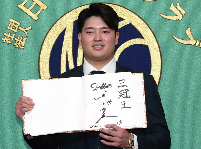 記者会見で揮毫(きごう)した文字を見せるヤクルト・村上宗隆=東京都千代田区で2022年11月14日午後1時、三浦研吾撮影
