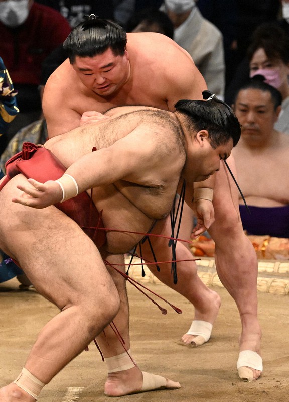 高安(手前)を攻める正代=福岡国際センターで2022年11月14日、徳野仁子撮影