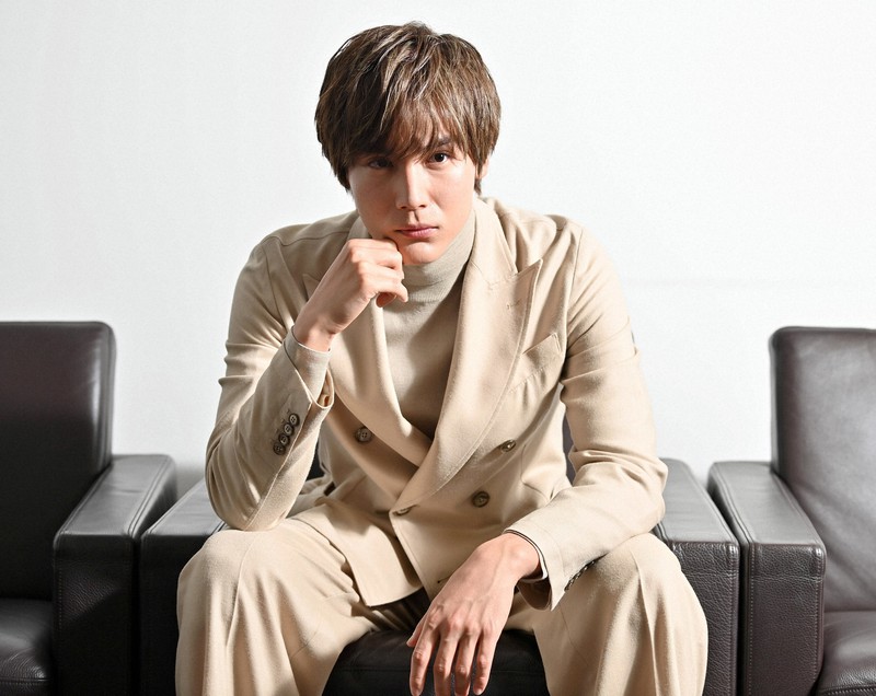 舞台「歌妖曲」で、同じ人物の光と闇を演じる俳優の中川大志=大阪市福島区で2022年9月24日、川平愛撮影