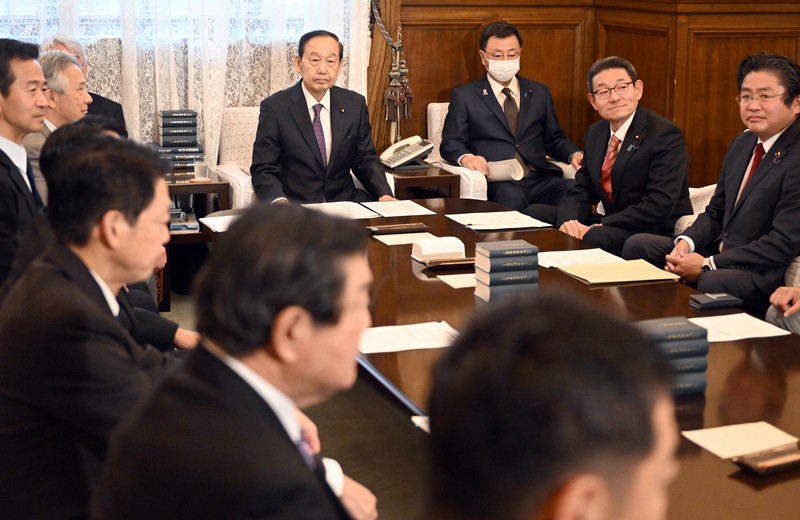 衆院議院運営委員会に臨む松野博一官房長官(右から3人目)。同4人目は山口俊一委員長=国会内で2022年11月15日午前11時1分、竹内幹撮影