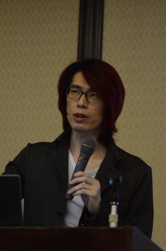 教職員の長時間労働問題について講演する名古屋大大学院の内田教授=長崎市で2022年11月12日午後1時55分、樋口岳大撮影