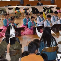 タンソと呼ばれる韓国の竹笛を演奏する兎峴初等学校の児童＝佐賀市の市立新栄小で2022年11月13日午後0時10分、西脇真一撮影