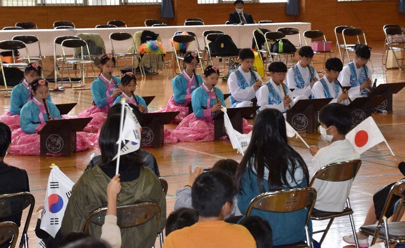 タンソと呼ばれる韓国の竹笛を演奏する兎峴初等学校の児童=佐賀市の市立新栄小で2022年11月13日午後0時10分、西脇真一撮影