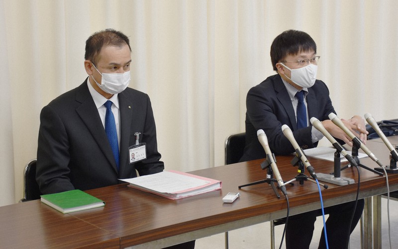 控訴後、記者会見を開いた山口県の吉田幸司・物品管理課長(左)と代理人の吉岡寛志弁護士=山口市の県庁で2022年11月15日午後3時27分、堀菜菜子撮影