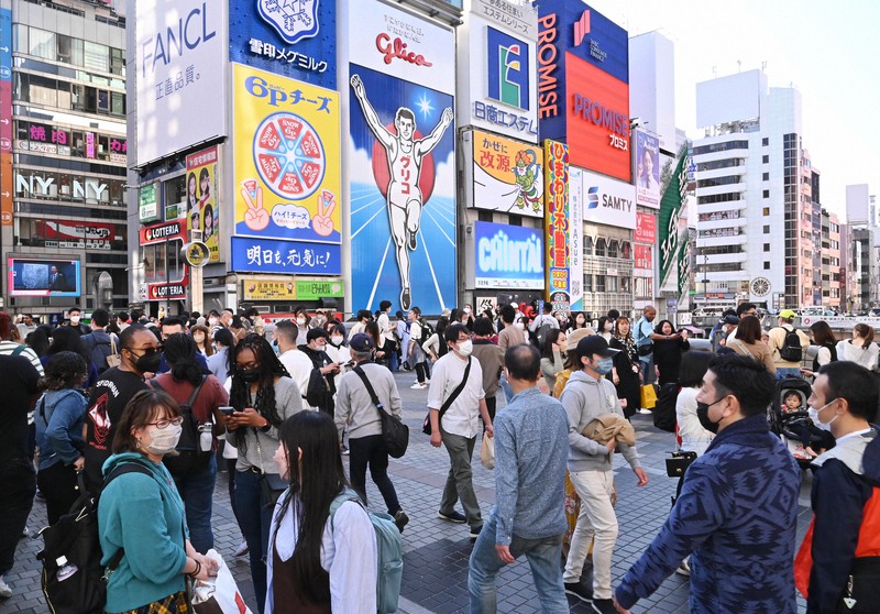 新型コロナウイルスの水際対策が大幅に緩和され、訪日外国人客らの姿も増えているミナミ中心部の道頓堀=大阪市中央区で2022年11月12日、加古信志撮影