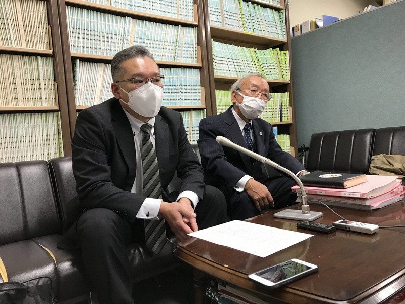 閉廷後に記者会見する斎藤信太郎さん(左)=名古屋市中区で2022年11月15日午後2時39分、藤顕一郎撮影