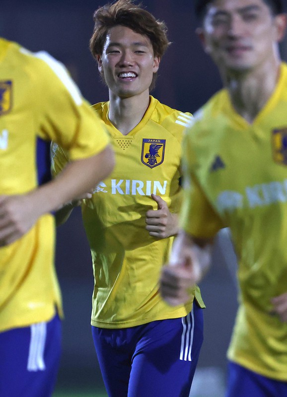 ランニングで汗を流す板倉滉(中央)=カタール・ドーハで2022年11月14日、宮武祐希撮影