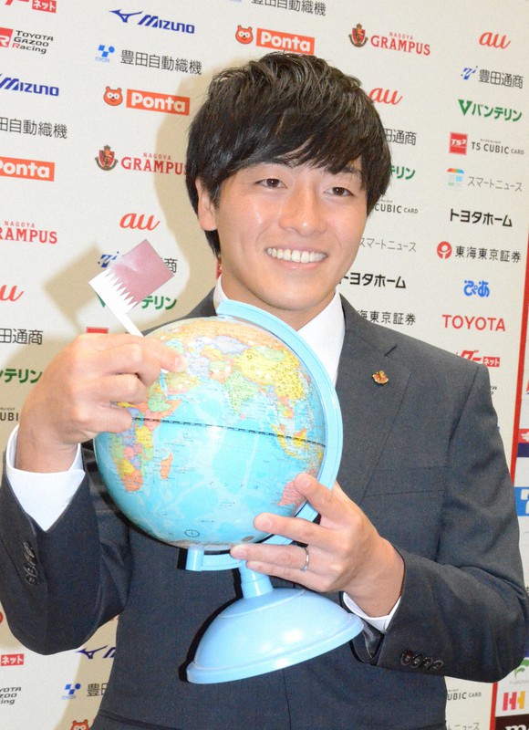 W杯メンバー選出を受けて記者会見し、地球儀でW杯開催地のカタールを指さす相馬勇紀=愛知県豊田市で2022年11月1日午後4時17分、川瀬慎一朗撮影