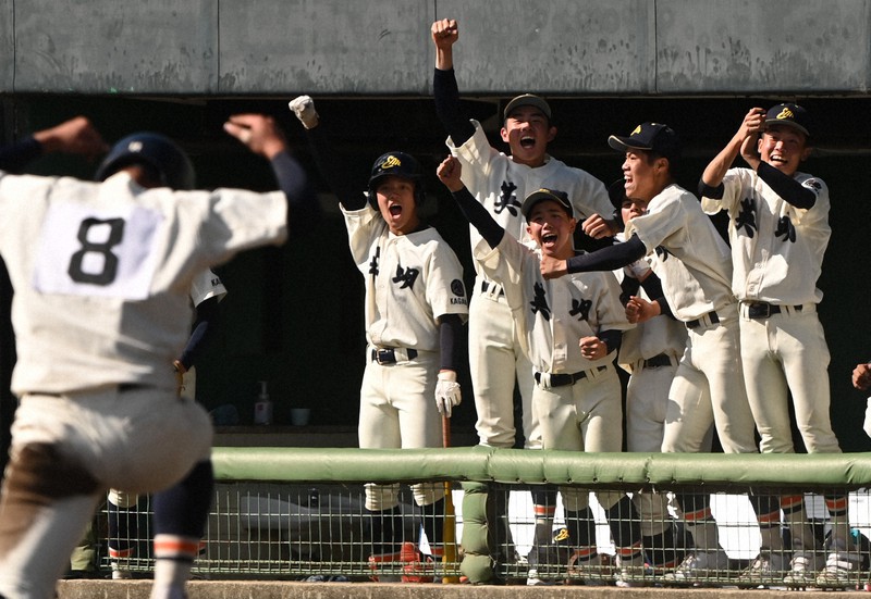 【英明-高松商】九回表無死三塁、中浦の右犠飛で寿賀(手前左)が生還し、声をあげる英明の選手たち=レクザムスタジアムで2022年11月6日、大西岳彦撮影