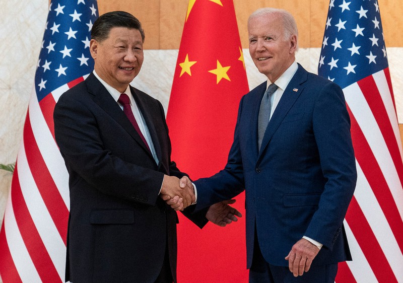 握手をする中国の習近平国家主席(左)とバイデン米大統領=インドネシアのバリ島で2022年11月14日、AP