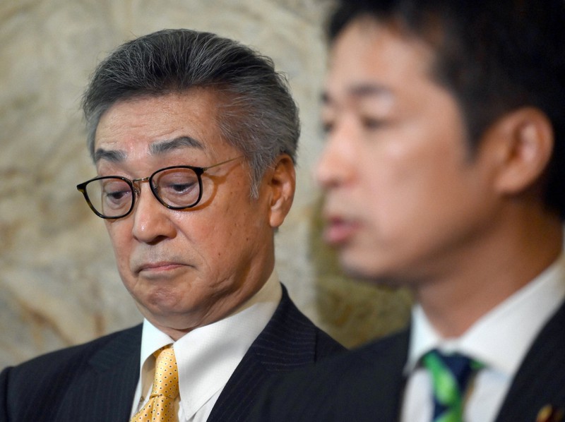 日本維新の会の中条きよし氏(左)による参院文教科学委員会での発言について取材対応する藤田文武幹事長=国会内で2022年11月16日午前10時24分、竹内幹撮影