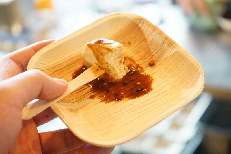 鶏の胸肉に似せたプランテッドの代替肉。食感や肉の繊維の質感は本物そっくりだった=スイス・ケンプタルの同社で2022年10月3日午前10時14分、中島昭浩撮影